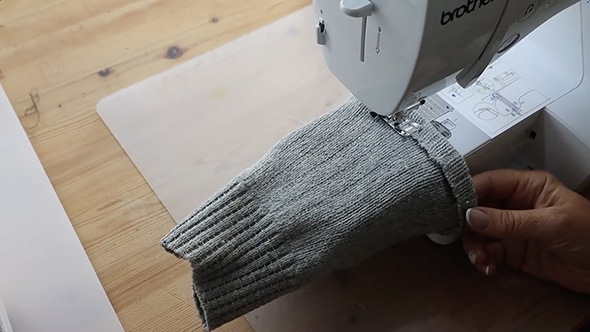 古いセーターの袖を再利用