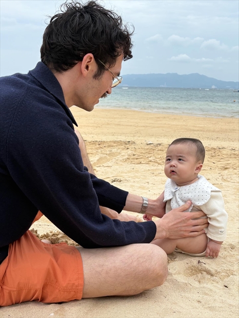 初めて海に連れてきてもらった赤ちゃんの反応