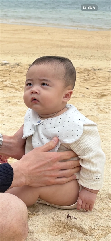 初めて海に連れてきてもらった赤ちゃんの反応