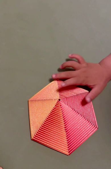 ミラクルヘキサゴンで遊ぶ投稿者の子どもの手