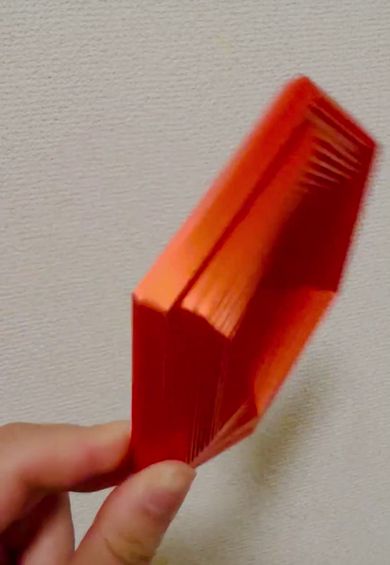 ミラクルヘキサゴンをつまんで前後に動かす様子