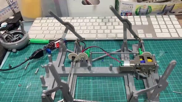 キラーマシンの下半身を動かすためのモーターと動作機構