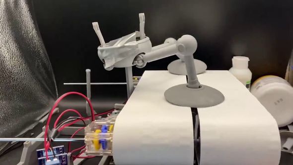 キラーマシンが歩くのに合わせて表面を動くようにした台座