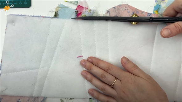 形がバラバラのハギレを縫い合わせると