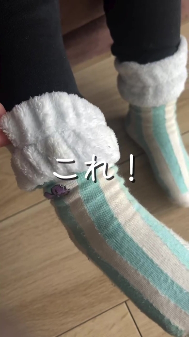 吸水リストバンドを足につけた子ども