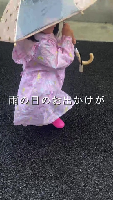 長靴でお出かけする子ども