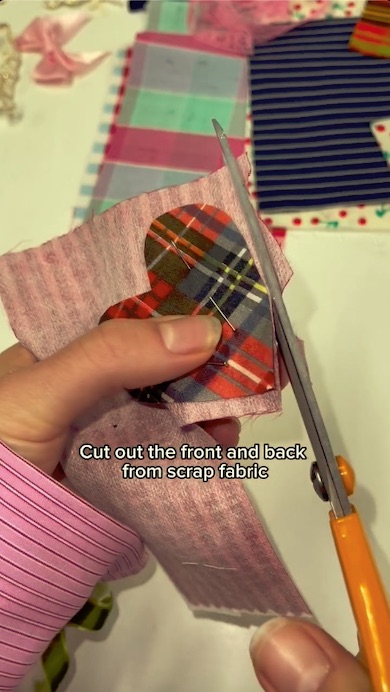 ハギレをハート型にハサミで切り抜くところ