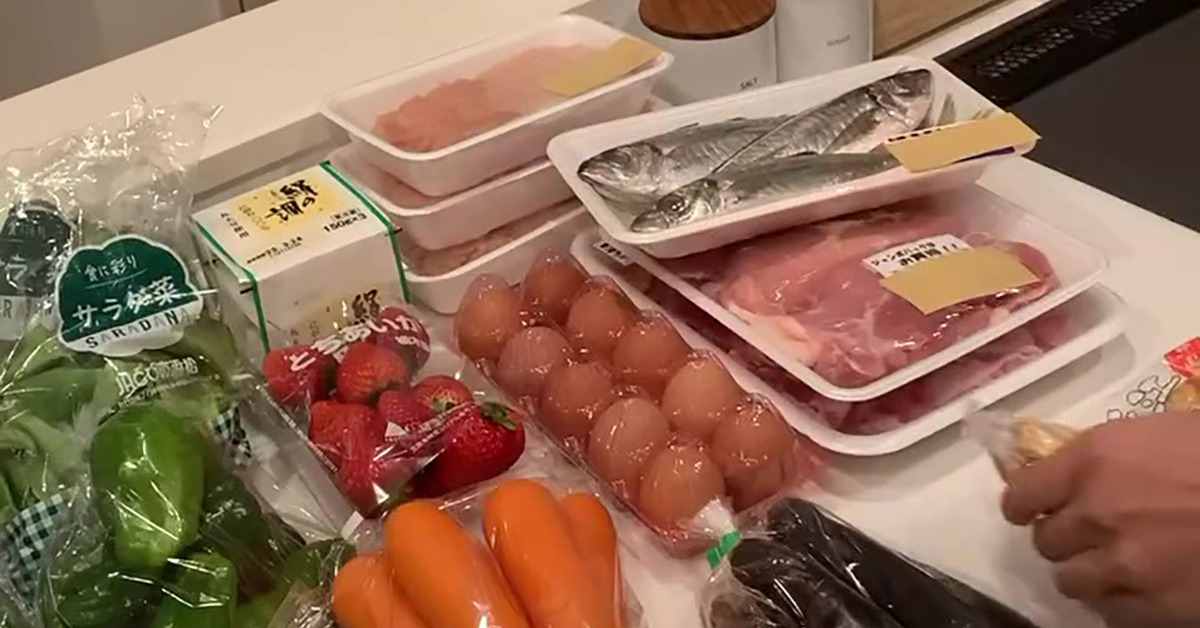 「冷蔵庫が綺麗すぎて衝撃」　1週間分の食材をまとめ買い→翌週がラクになる“ひと工夫”に「すごすぎます」「真似します」（1/3） | ライフスタイル ねとらぼ