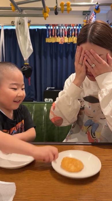 ママに優しい行動をとる息子