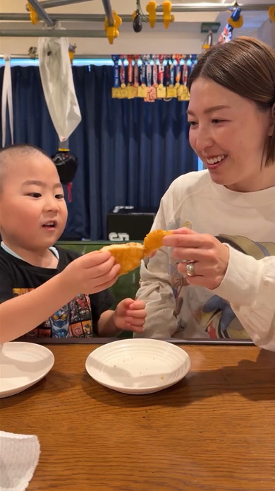 ママに優しい行動をとる息子