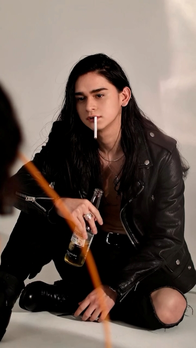 アフターたばこ咥える