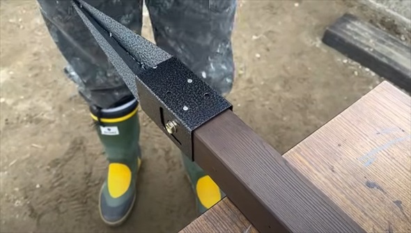 家の横に購入した土地に巨大ウッドフェンスをDIY