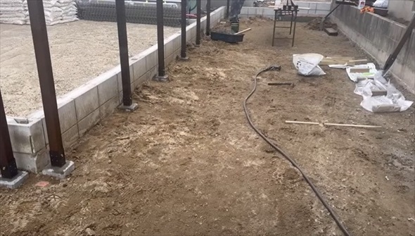 家の横に購入した土地に巨大ウッドフェンスをDIY