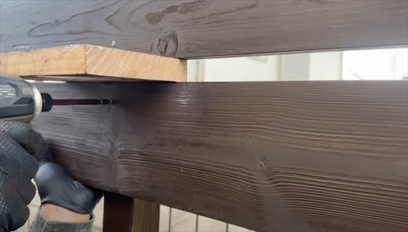 家の横に購入した土地に巨大ウッドフェンスをDIY