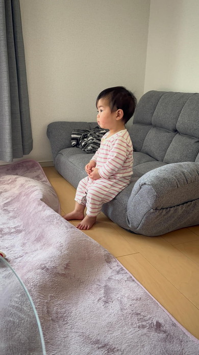 ソファに座る赤ちゃん
