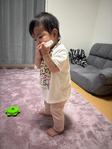 長い間立っている赤ちゃん