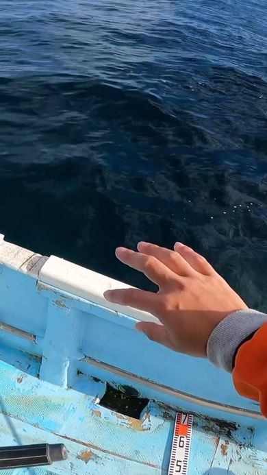 悪臭を放つ自分の右手を嗅いでえずいてしまう投稿者