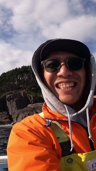 カメラの前で苦笑いする投稿者