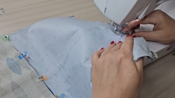 裏面をミシンで縫う様子