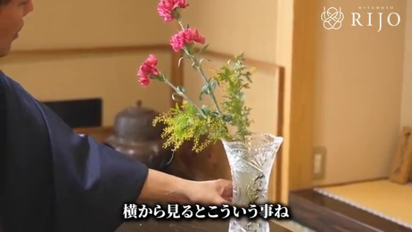 花を生ける男性