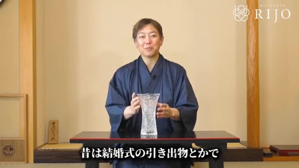 花瓶を持つ男性