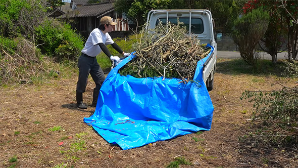 軽トラとブルーシート
