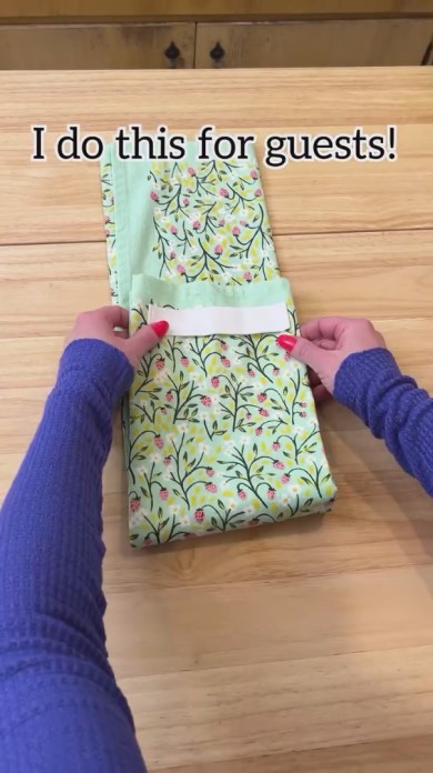 折っている様子