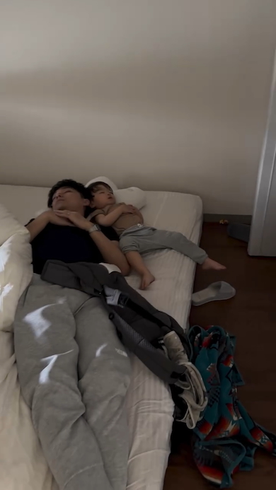 パパと息子の寝姿がシンクロ