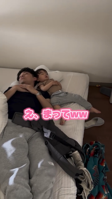 パパと息子の寝姿がシンクロ