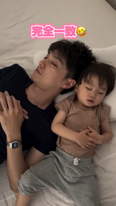 パパと息子の寝姿がシンクロ