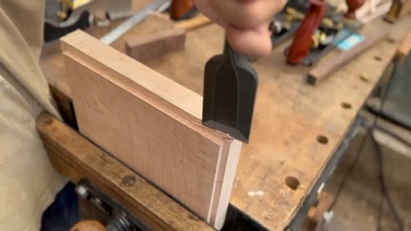 メープルの木材を加工して筐体の上部を作る様子