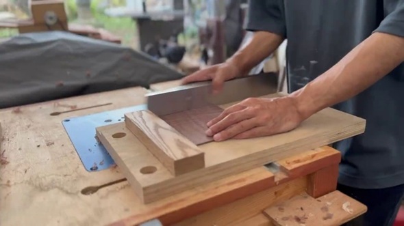 筐体の上部に貼るためウォールナットの木材を切り出す