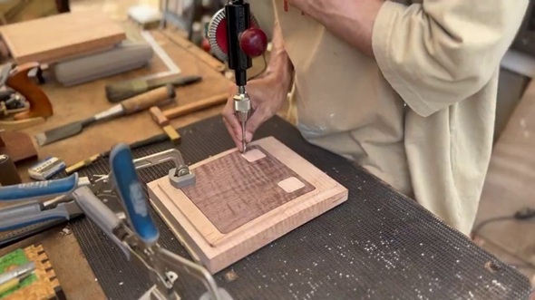 ウォールナットを貼ったメープルの筐体上部に穴を開ける