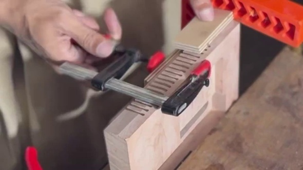 筐体背面に溝を彫る