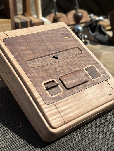 好きなスーファミキャラを30mm×30mmの木で作りあげます！ 木のぬくもり×ゲーム愛 ファンが手作りした「木製スーファミ」が