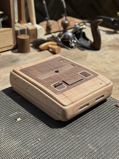 スイッチやコントローラーの差し込み口なども再現してある木製スーパーファミコン