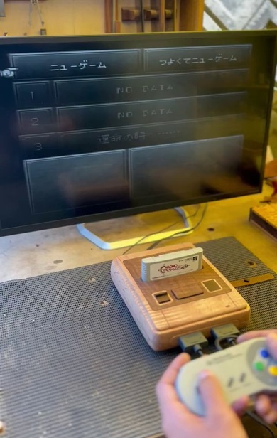 木製スーパーファミコンをディスプレイにつないでゲームをプレイする様子