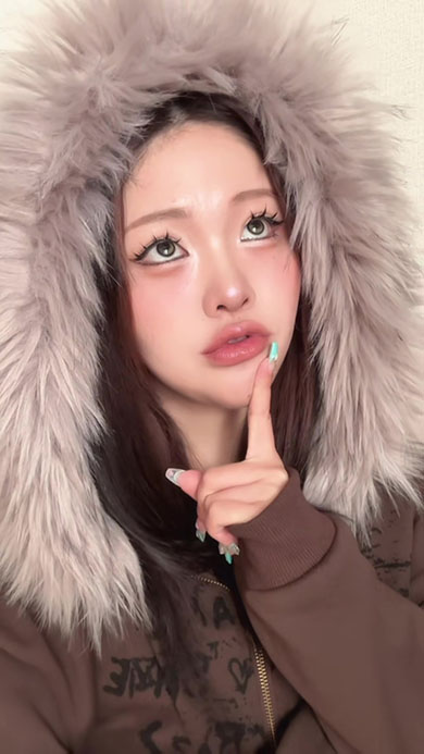 SlavicDoll風メイク・上目遣いをしているところ