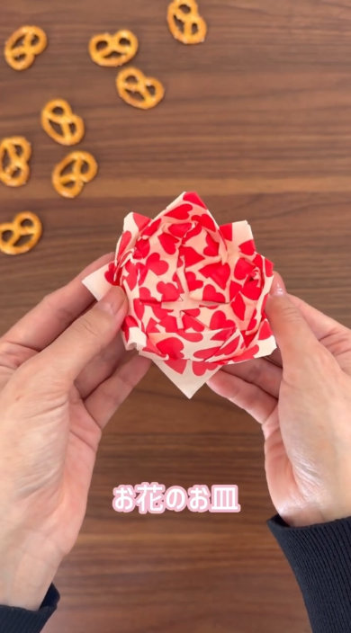 ペーパーナプキン 折って 作る お花 お皿 簡単 折り紙 おやつ入れ