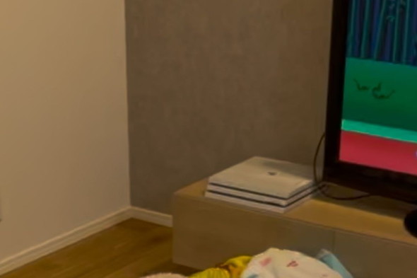 かくれんぼ中の女の子