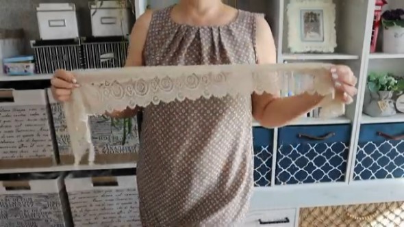 使うのは伸縮性のあるレース