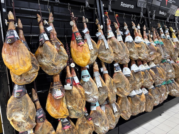 吊るされているハモンセラーノ