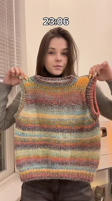 カラフルな毛糸を1日中編んで……