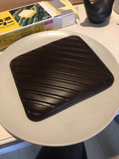 鉄板にしか見えない焼きすぎたホットケーキ