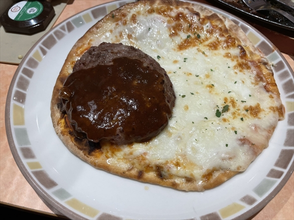 ハンバーグをピザで挟んだサイゼリヤの限界飯