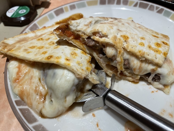 ハンバーグをピザで挟んだサイゼリヤの限界飯