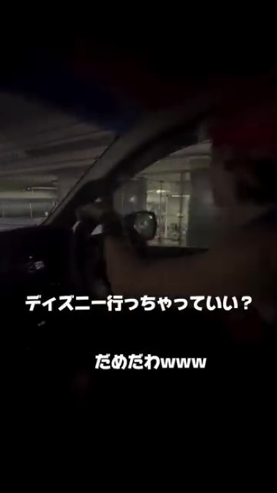 車を運転する男性