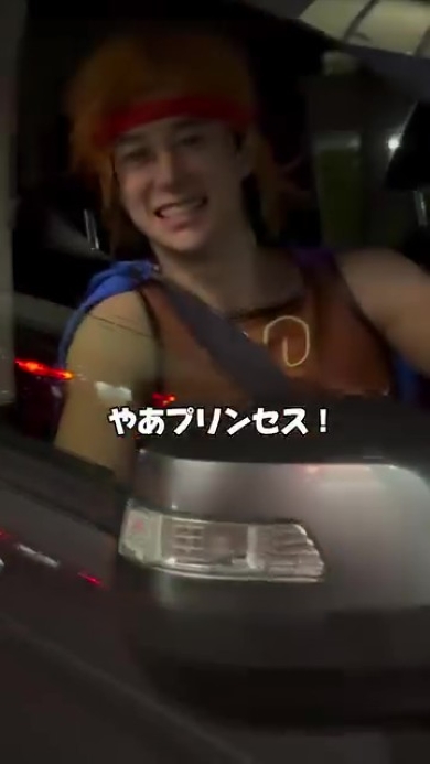 車を運転する男性