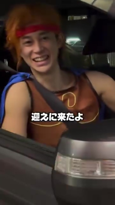 車を運転する男性