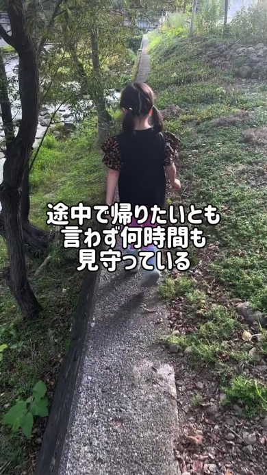 歩く女の子